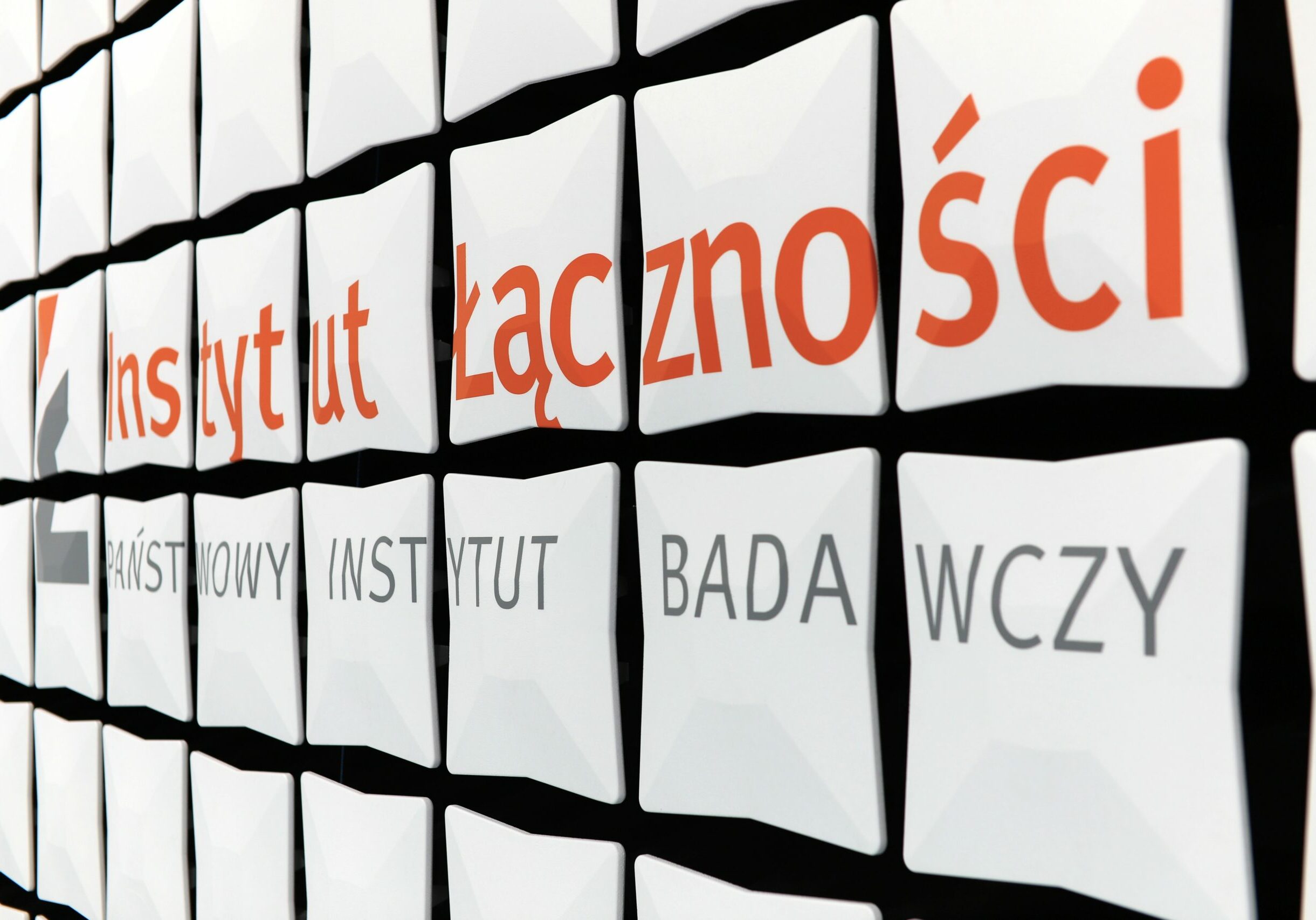 Ściana komory semi-bezodbiciowej SAC 10M z logo Instytutu Łączności.